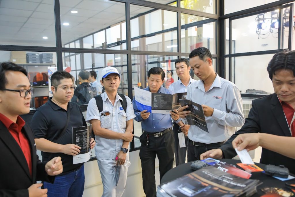 khach-tham-quan-phong-SLA